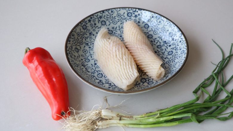 红椒炒鱿鱼,准备所需食材;