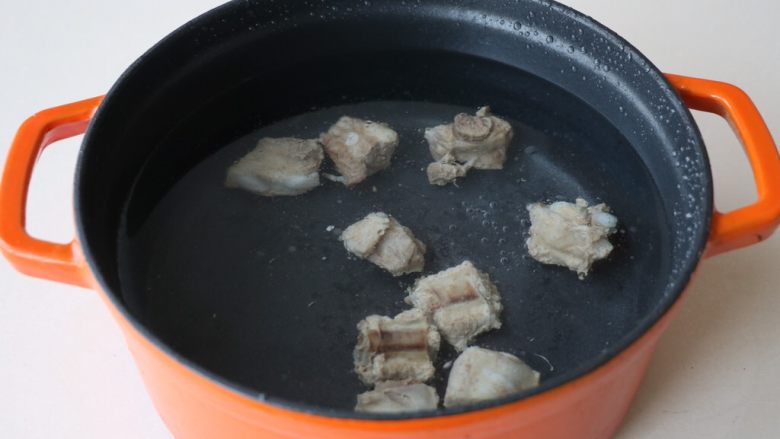 排骨炖白萝卜,另起锅加入足够多的清水,放入排骨;