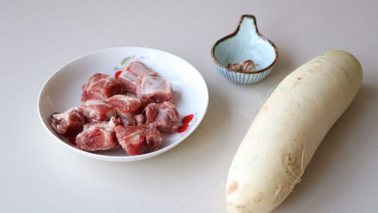 排骨炖白萝卜,准备所需食材;