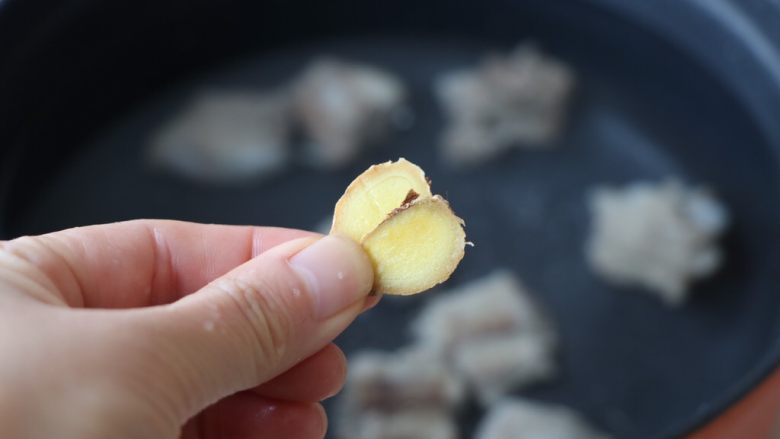 排骨炖白萝卜,放入2片姜,大火烧开转小火炖煮;