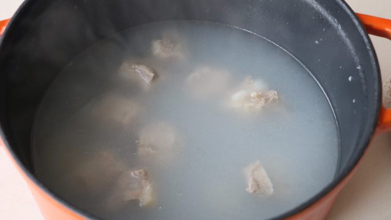 排骨炖白萝卜,排毒炖至汤变成白色时;
