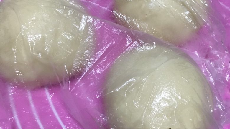 奶酪系列之:奶油奶酪吐司,平均分割成三个小面团,盖保鲜膜静置15分钟