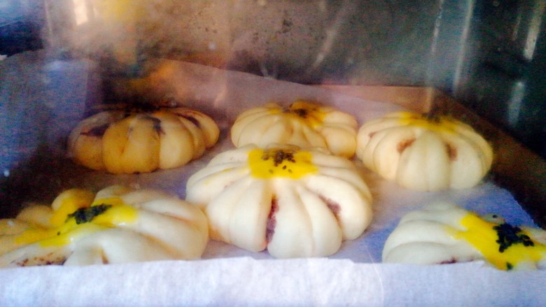花式豆沙面包,放入面包胚子,再次发酵