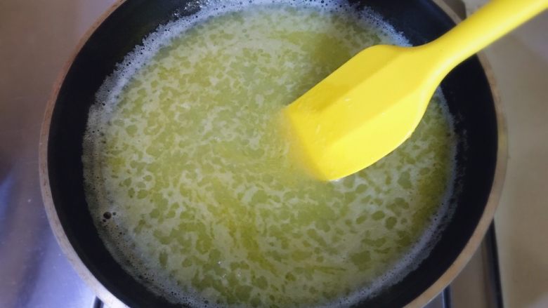 简单美味的泡芙,用中火加热并稍稍搅拌,煮至沸腾时转小火