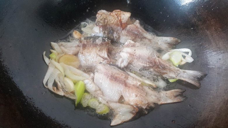 破壁机版鲫鱼浓汤,待葱姜蒜煎出香味,撒上胡椒粉,就可以准备出锅了。