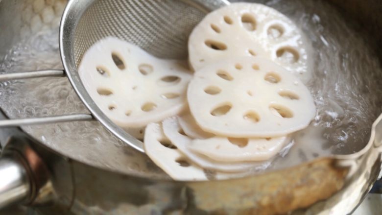 川味回锅藕片,准备一锅水,加入些许盐和油,水沸加入藕片焯煮二分钟,捞出沥水。