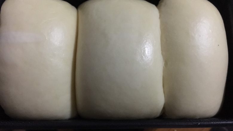 奶酪系列之:奶油奶酪吐司,发酵至9分满,表面刷蛋液或是蜂蜜水
