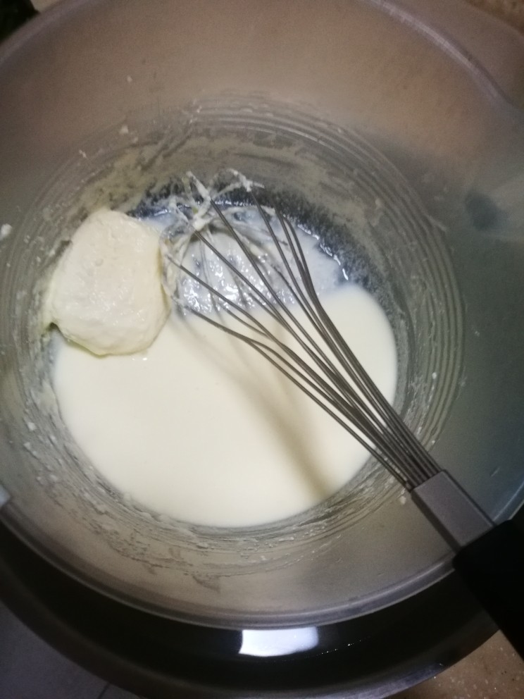轻乳酪蛋糕,牛奶,奶酪,隔热水搅拌。