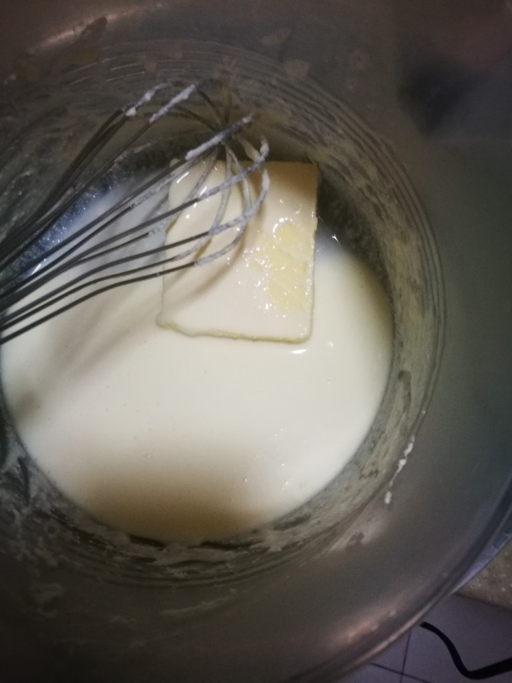 轻乳酪蛋糕,加入黄油,化开,搅拌均匀
