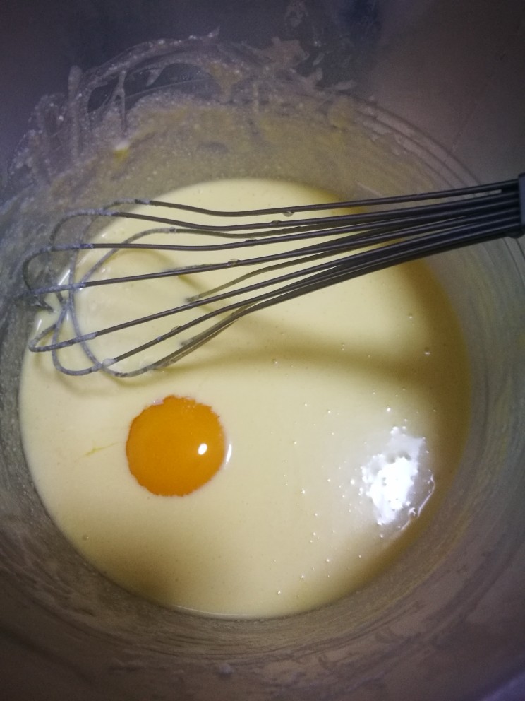 轻乳酪蛋糕,蛋黄依次加入,三个,一个一个的加。搅拌均匀。