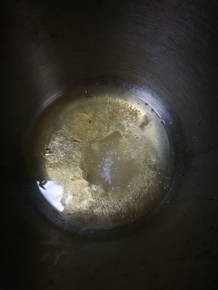轻乳酪蛋糕,蛋清,千万不要有蛋黄,加白糖10克左右