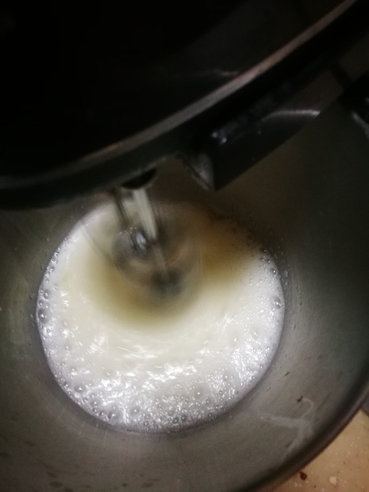 轻乳酪蛋糕,电动打蛋器,打出大泡泡,滴入柠檬汁。
