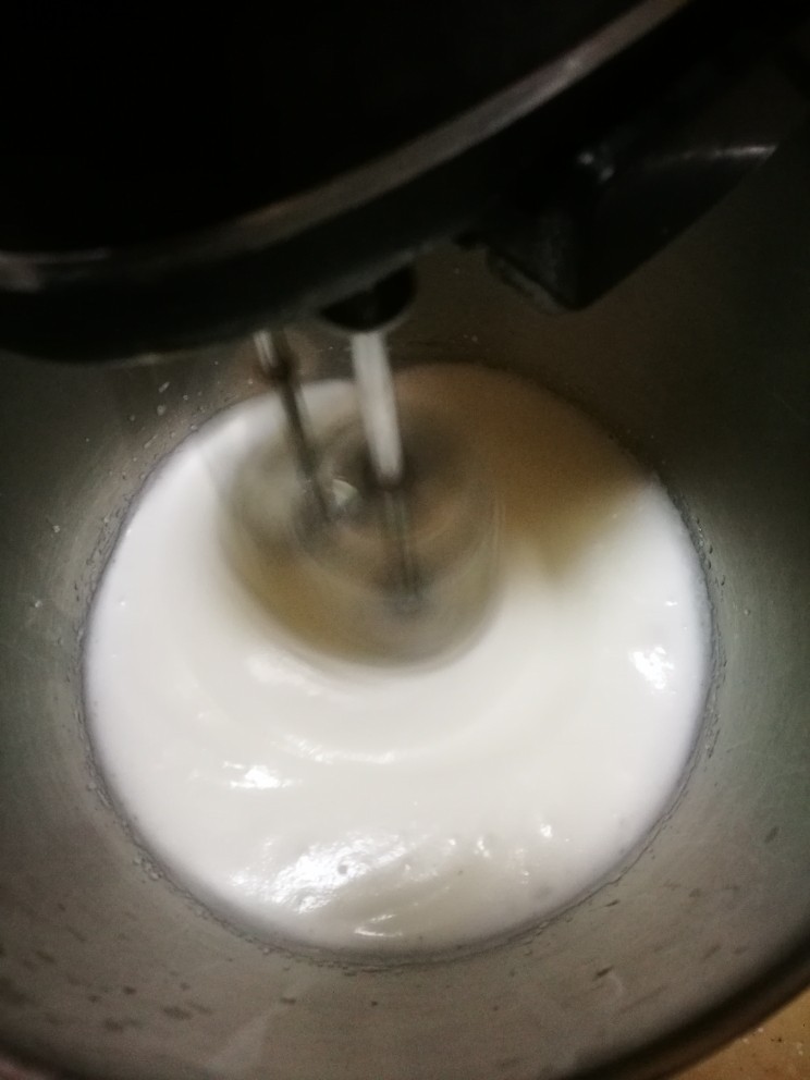 轻乳酪蛋糕,继续搅拌,分次加入10克白糖,再滴几点柠檬汁。