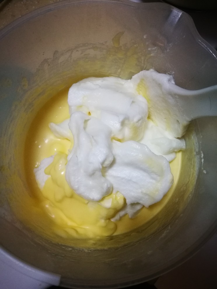 轻乳酪蛋糕,和准备好的面糊上下翻,搅拌融合一体。