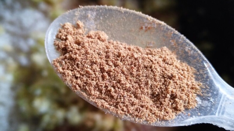 清爽丸子汤,加入适量的十三香,按照一个方向搅拌,将馅搅拌均匀。