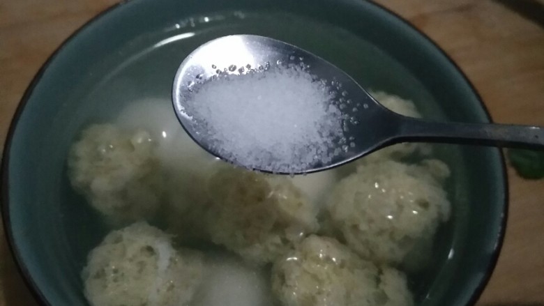 清爽丸子汤,将煮好的丸子盛出来,加入鹌鹑蛋,放入适量的盐。