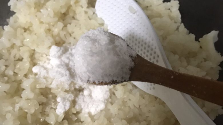 自制八宝饭,加入冰糖粉拌匀