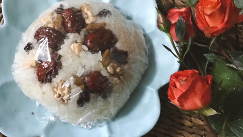自制八宝饭,包好保鲜膜倒扣入盘中即可