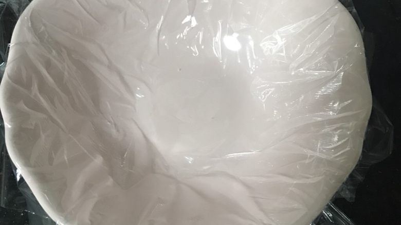 自制八宝饭,取一个大小合适的碗并铺上一层保鲜膜