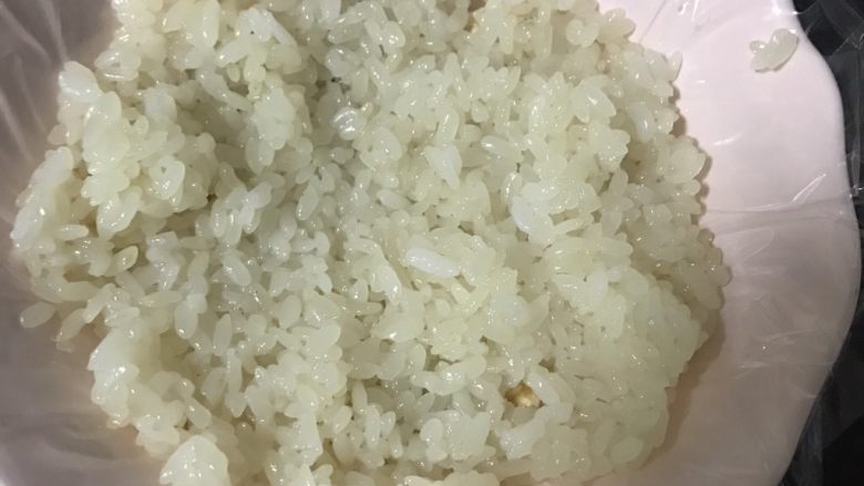 自制八宝饭,铺上一层糯米饭(不要铺太厚)