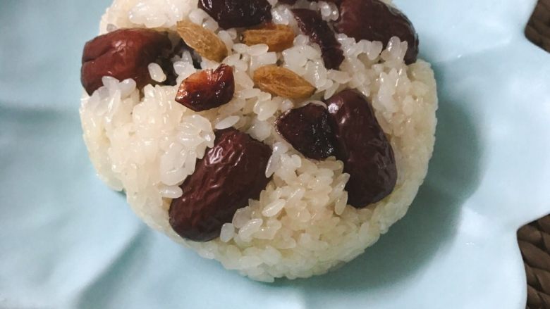 自制八宝饭,吃之前蒸15分钟即可(如果是冷冻的就得蒸30分钟)