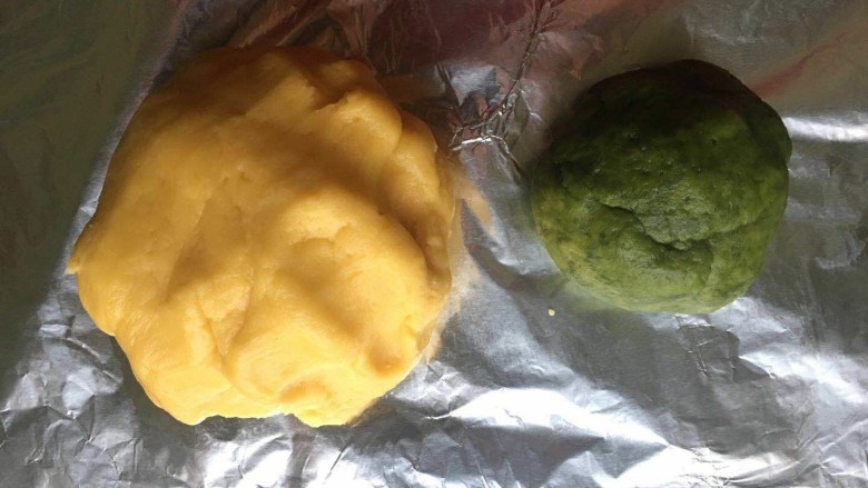 自制手工饼干,和成面团,加点大麦青汁粉就成绿色的了,当然抹茶粉也可以