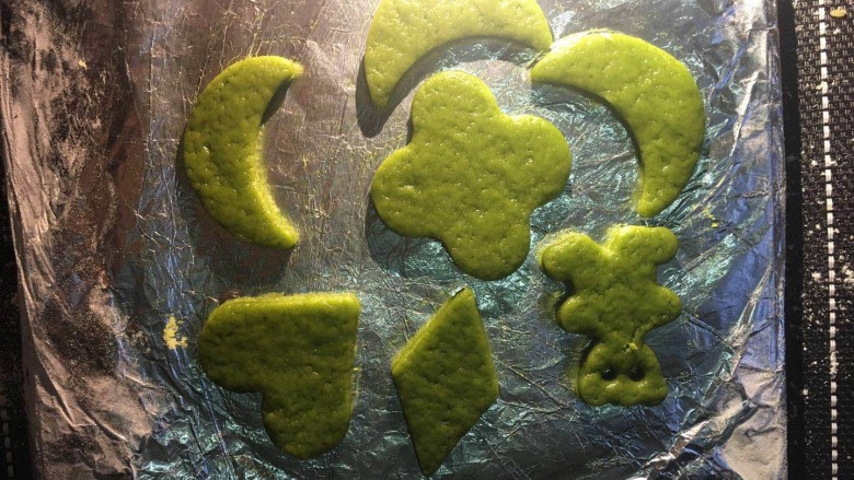 自制手工饼干,烤箱先预热,烤盘铺上锡纸将饼干放入烤盘,220度5分钟