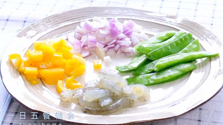 虾仁荷兰豆早餐饼,基围虾去虾线去壳,洋葱切碎,黄椒切碎。
>>虾仁没做处理,嫌弃它有腥味的挤一片柠檬汁腌制10几分钟。