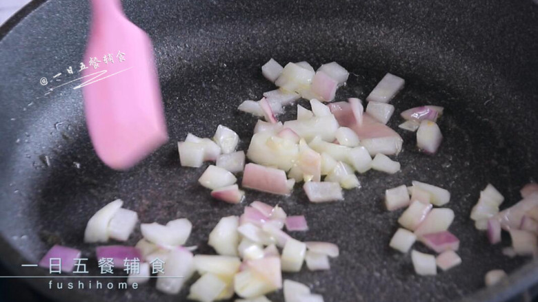 虾仁荷兰豆早餐饼,平底锅中倒入山茶油,放入洋葱炒香炒软。
>>怎么选食用油?