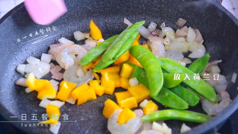 虾仁荷兰豆早餐饼,加入基围虾煸炒,再放入黄椒和荷兰豆炒30秒。