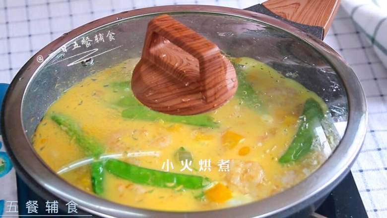虾仁荷兰豆早餐饼,盖上锅盖,小火烘煮。鸡蛋表面凝固即可。