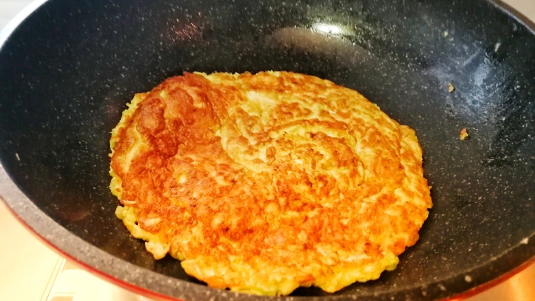 快手早餐之韭苔鸡蛋饼,翻个,会颠勺的很简单就可以颠过了,不会颠勺的用一个盘子扣到鸡蛋饼上,把锅翻过来在慢慢把鸡蛋饼滑到锅里就可以啦。