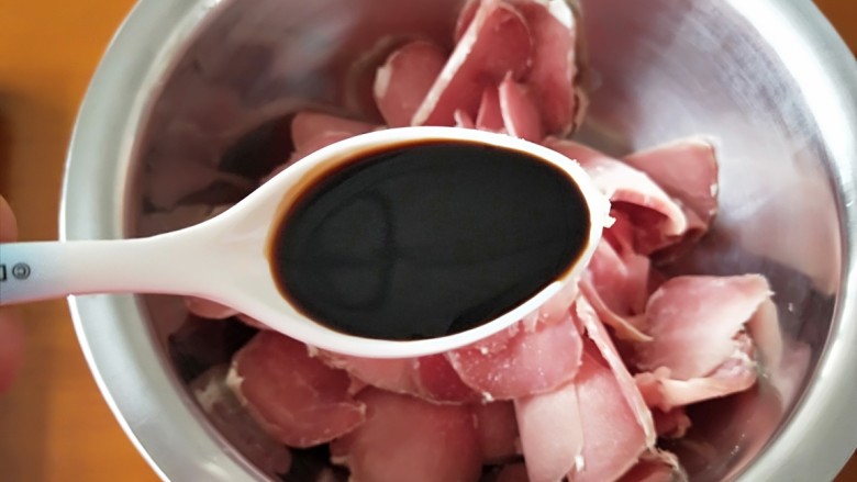 家常葱爆羊肉,加入10克生抽,十克<a style='color:red;display:inline-block;' href='/shicai/ 718'>料酒</a>。