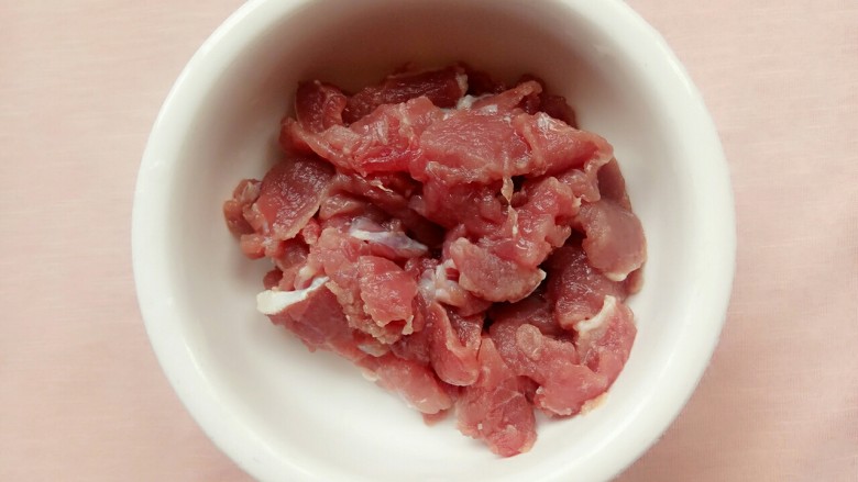 宝宝营养辅食餐:煮猫耳朵面,<a style='color:red;display:inline-block;' href='/shicai/ 429'>瘦肉</a>切小片