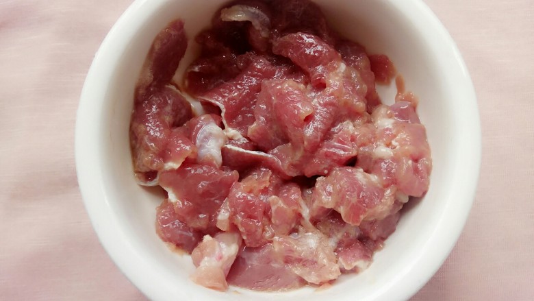 宝宝营养辅食餐:煮猫耳朵面,加入盐<a style='color:red;display:inline-block;' href='/shicai/ 692'>酱油</a>,油后和肉片搅拌均匀