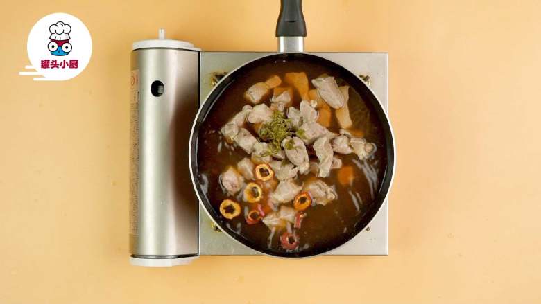 零油腻茶香红烧肉,转小火，加入<a style='color:red;display:inline-block;' href='/shicai/ 762'>老抽</a>10ml、<a style='color:red;display:inline-block;' href='/shicai/ 788'>生抽</a>20ml，翻炒均匀，盖上盖子继续炖煮25分钟