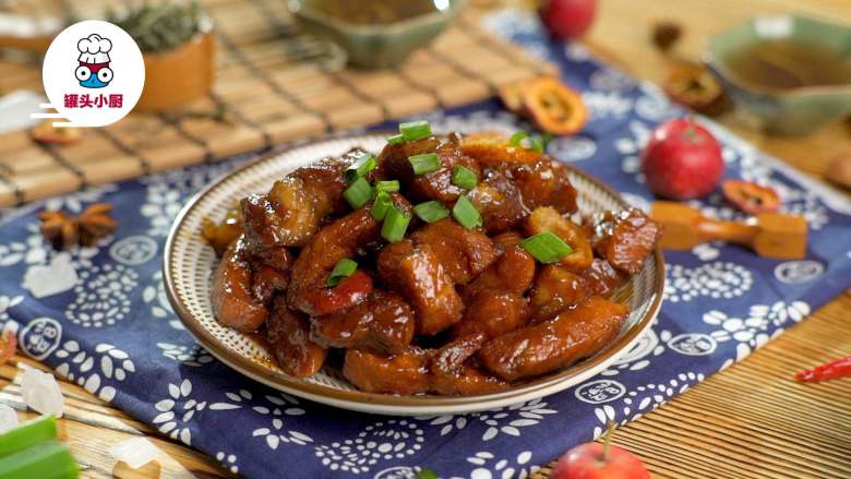 零油腻茶香红烧肉,盛出红烧肉装碗,撒上适量葱花,即可享用