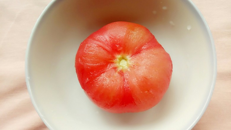 宝宝营养辅食餐:煮猫耳朵面,烫好开水的番茄去皮