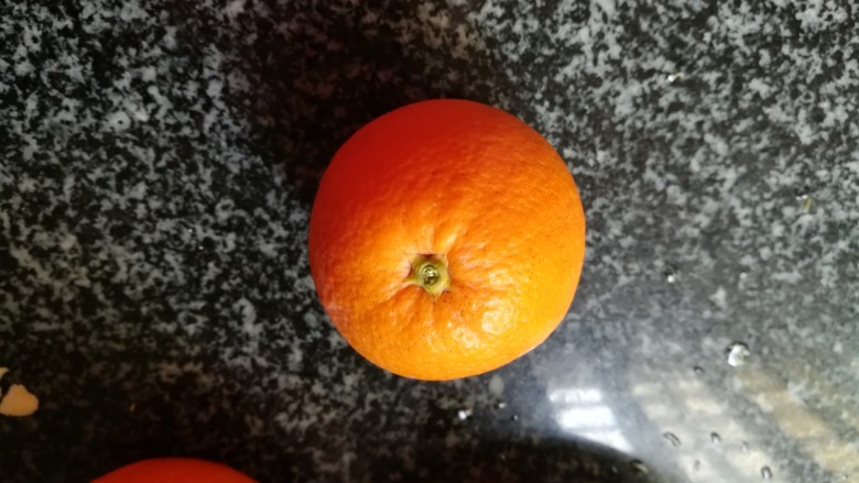 血橙花蓝,因为血橙的水分极多,不好操作,为了卖相好,我再剥一个小的