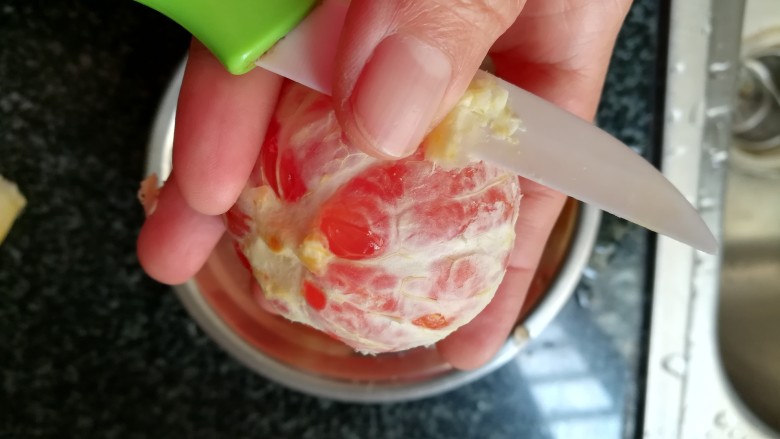血橙花蓝,剥开皮,那层络小心翼翼地用水果刀去除