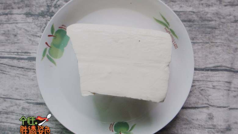 三分钟烧出让米饭遭殃的滋味豆腐,放入加了少许盐的沸水中汆一下,去除豆腥味,捞出用清水浸泡。