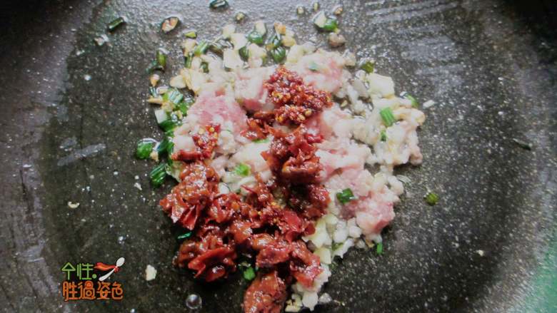 三分钟烧出让米饭遭殃的滋味豆腐,待肉馅水分散尽,放入剁碎的郫县豆瓣同炒。