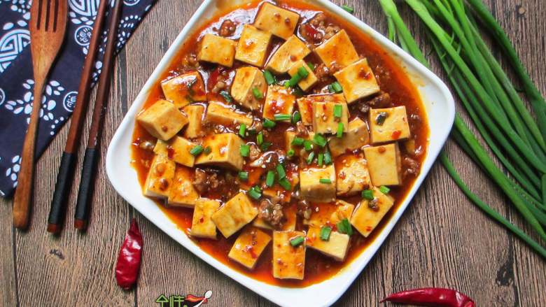 三分钟烧出让米饭遭殃的滋味豆腐,为了让菜品好看,我在豆腐上撒了葱花,自家吃可以不用加葱花哦!