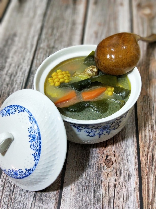 养生玉米海带浓汤,放调料,少许盐和蘑菇粉即可。