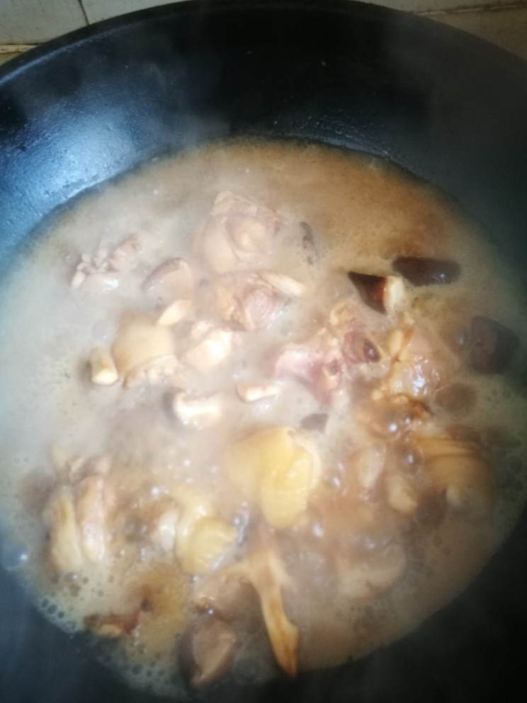 香菇烧琵琶腿,加水没过鸡块,放生抽,酒,大火炖