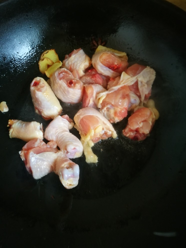 香菇烧琵琶腿,鸡腿剁数块,放入炒锅继续炒