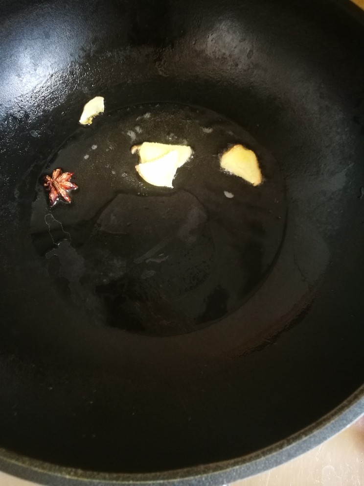 香菇烧琵琶腿,八角,姜,花椒,油热时倒入炒锅煸炒出香味