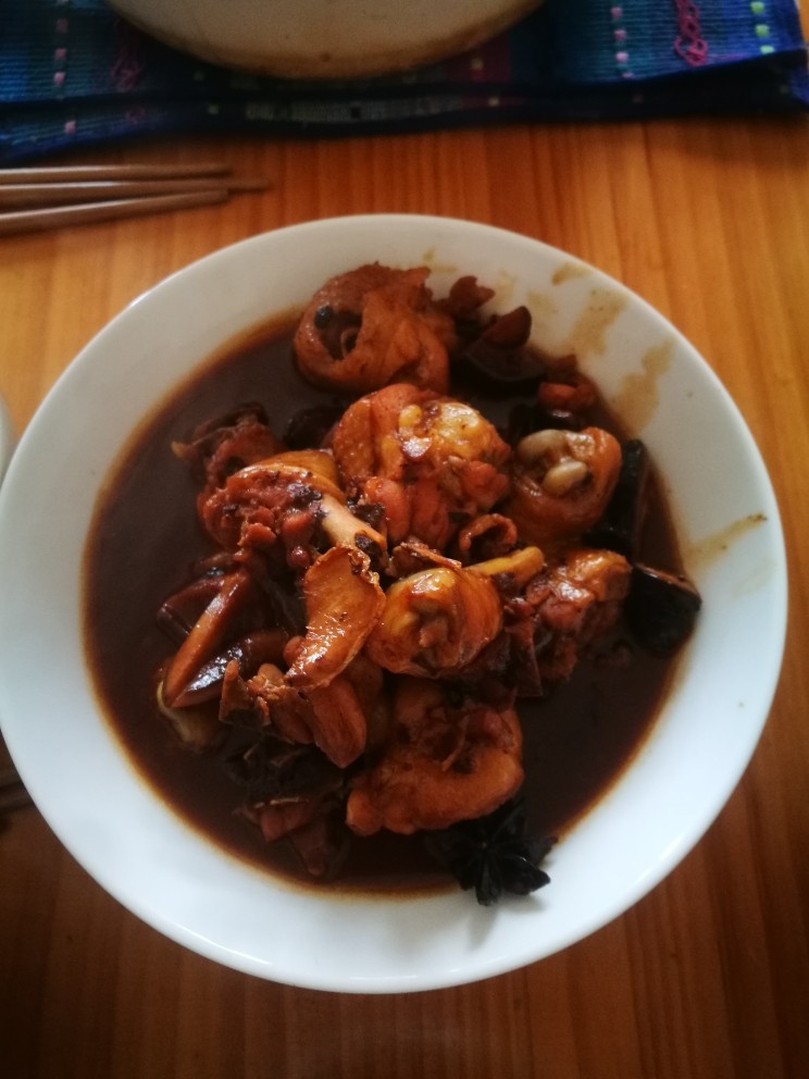 香菇烧琵琶腿,色香味,配米饭。