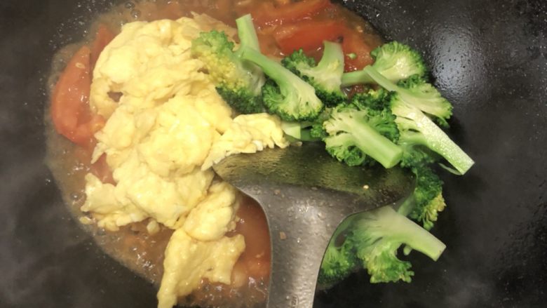 西红柿鸡蛋西兰花🥦,最后三种结合,放在一起炒均匀,快速翻炒几下