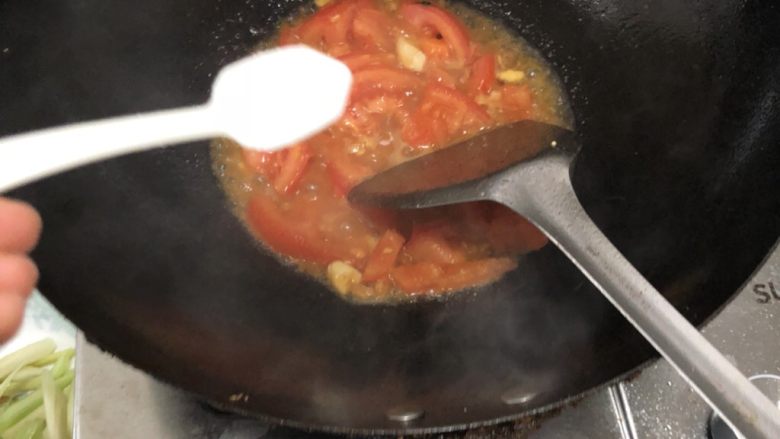 西红柿鸡蛋西兰花🥦,用鸡蛋剩下的油炒西红柿香一些,西红柿中途可以放一点点的水,这样汁会多一些,放点盐,味精,白砂糖